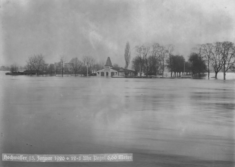 1920 – Bootshaus bei Hochwasser