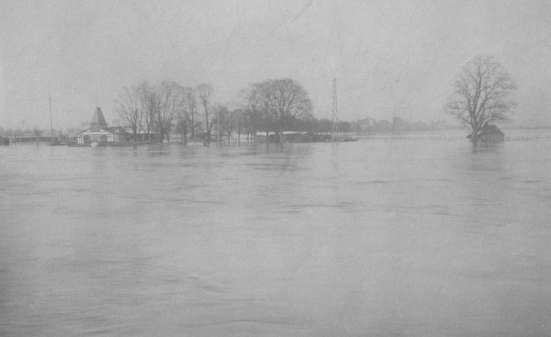 1922 – Bootshaus während des Hochwassers im Februar 1922